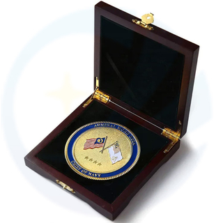 Fábrica Made Personalize 360 ​​graus Coin Gold Gold Metal Medallion esmalte a Malaysia Logo Monte de lembrança com caixa de madeira
