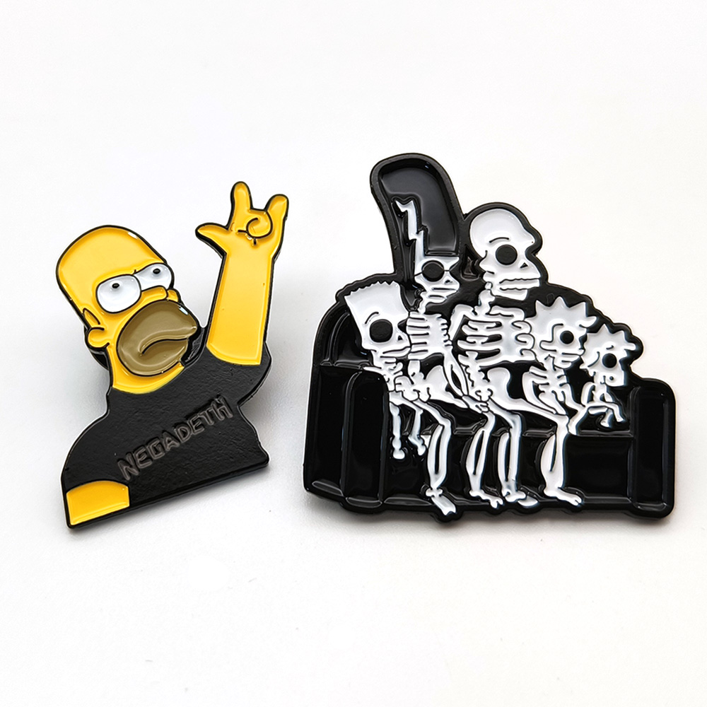 A anime de metal por atacado Pins Carton Simpsons pinos engraçados Crachás de anime de esmalte fofo