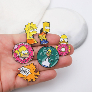A anime de metal por atacado Pins Carton Simpsons pinos engraçados Crachás de anime de esmalte fofo